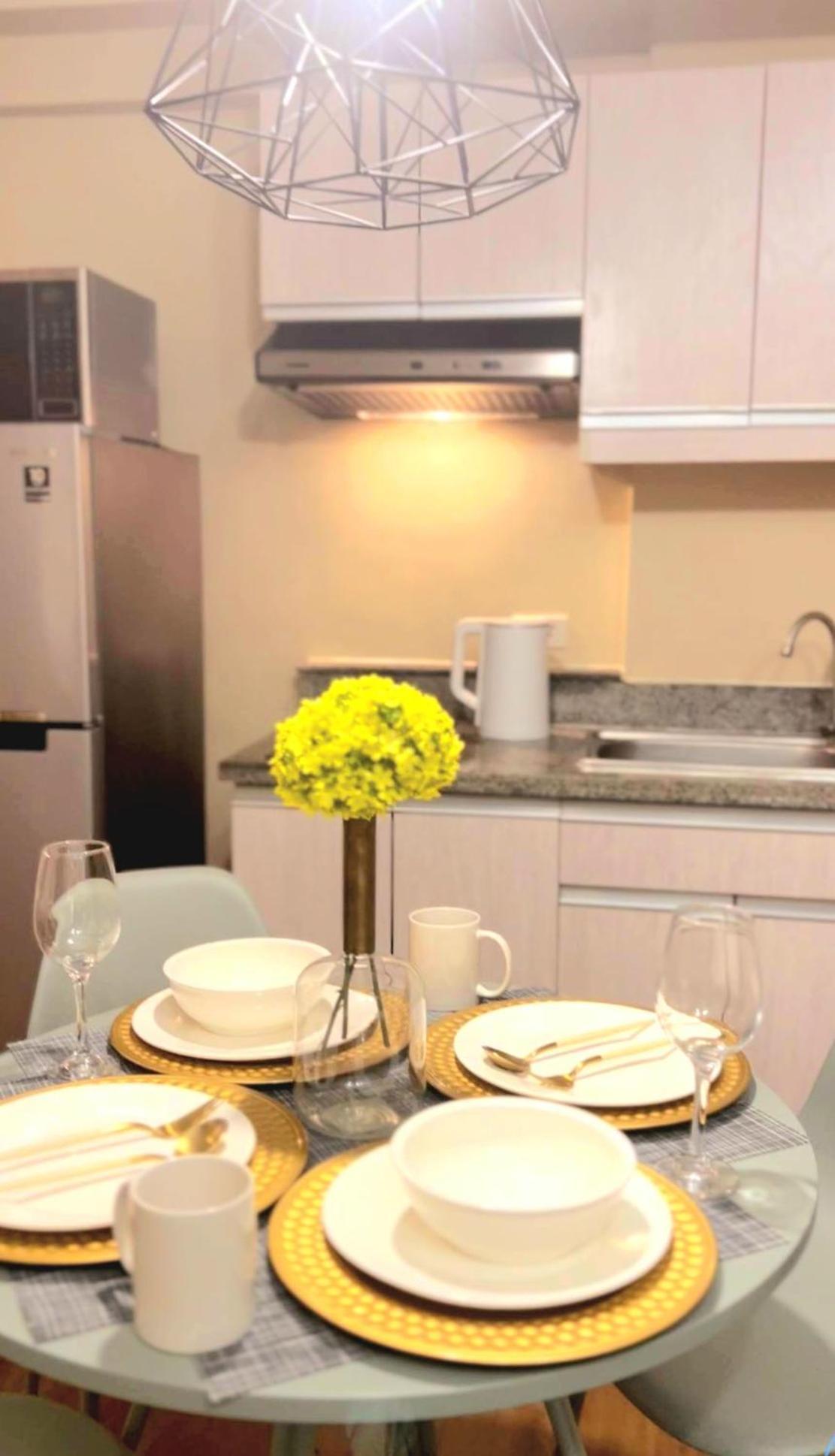 The Lancris Residences, 2 Bedrooms, 1 Bathroom, Living-Room, Kitchen & Pool Is Free Paranaque City Екстер'єр фото
